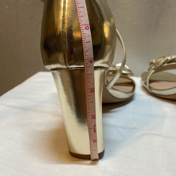 CHARLES BY CHARLES DAVID Strappy Gold Heels Flower Embellished - Size 8.5 - Picture 7 of 10